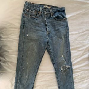 Levi’s Wedgie Skinny Distressed jeans size 27